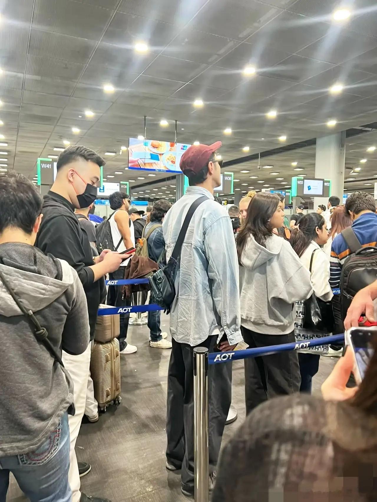 有网友在机场偶遇阮经天，他个子很高啊，还是帅的！前段时间他前女友结婚了，他现在也