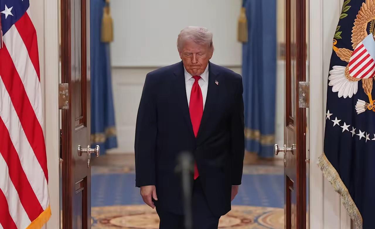 美国新闻周刊4月6日发文说：“美国宪法第二十五修正案允许副总统和内阁多数成员