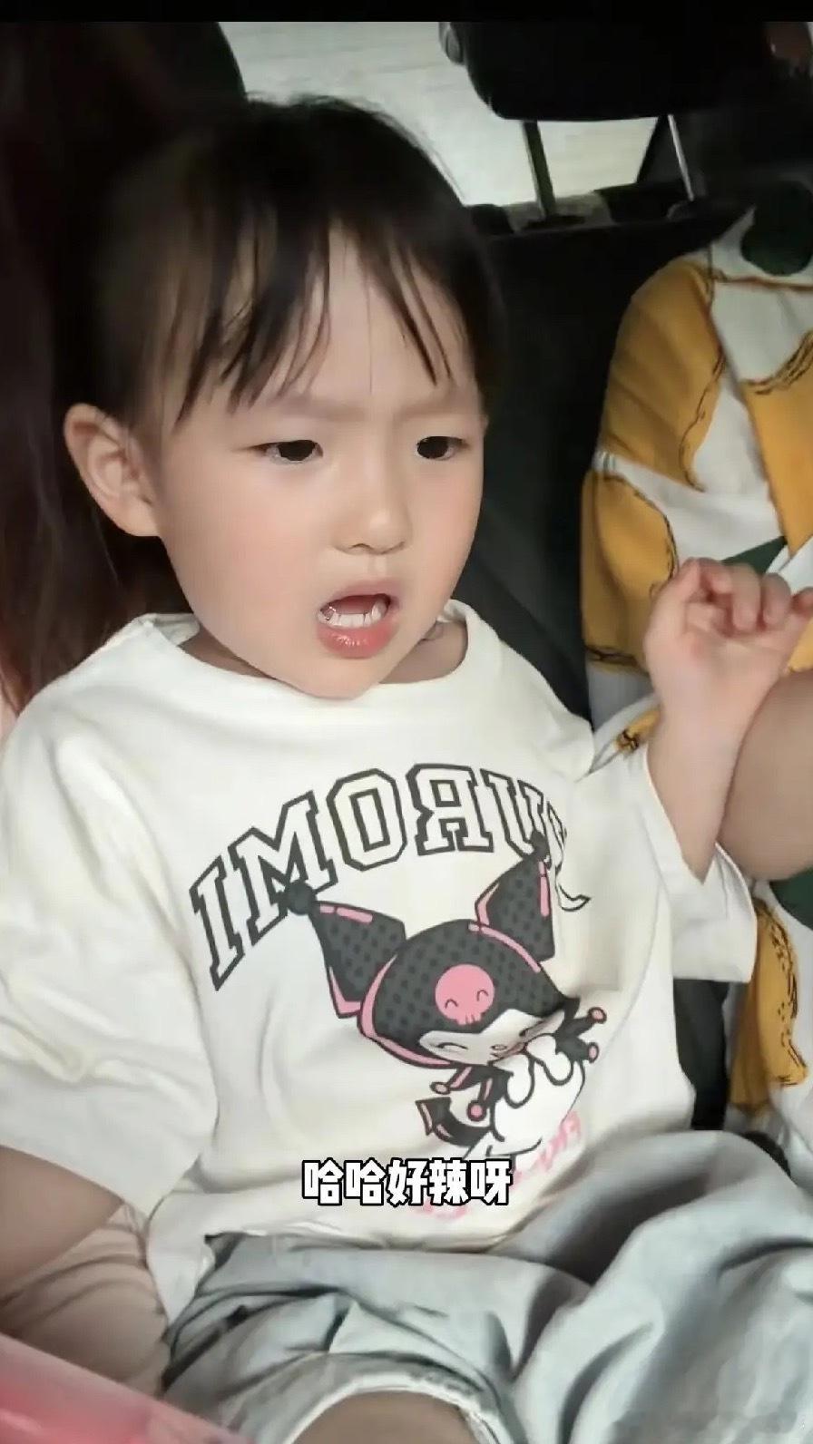 网友说，亲奶看到闪闪这样一定会又喜欢又心疼！闪闪跟着妈妈黄一鸣到海南卖水果，在海