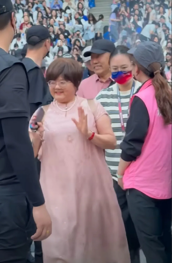 张杰妈妈助阵开唱，神似胖版张杰