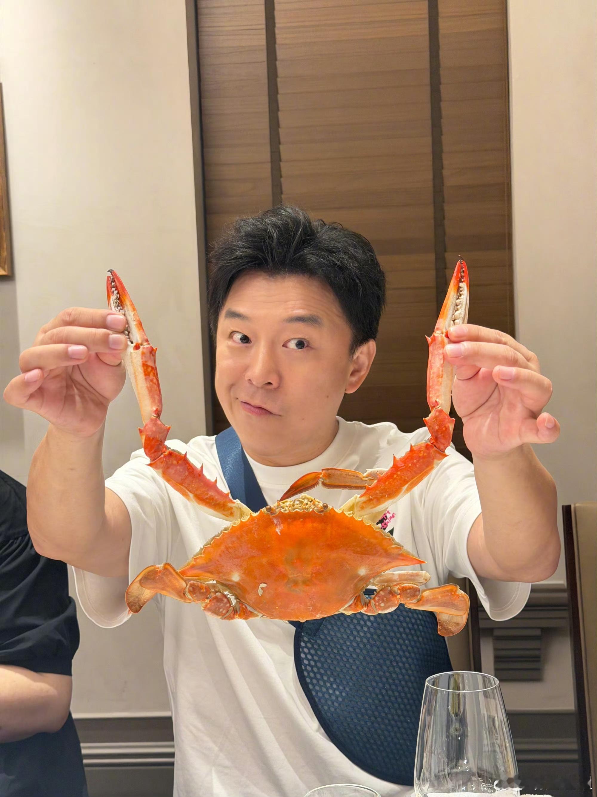 黄渤黄晓明组合名有了YellowTwins在青岛原地成团 黄晓明黄渤在青岛里院喜