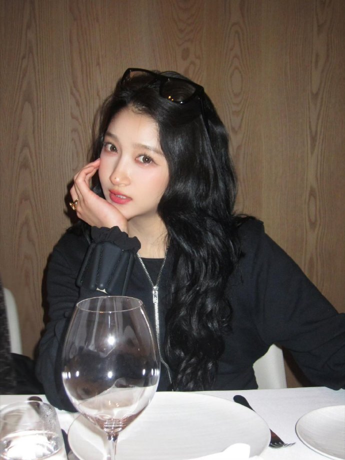 关晓彤是手太大还是脸太小关晓彤的手和脸好像不是一个次元的，脸小到被手完全覆