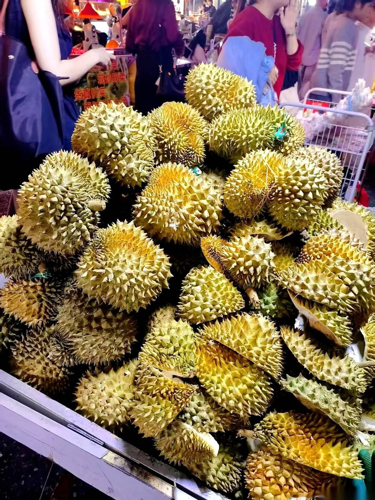 38块一个的榴莲，你猜怎么着？最后吵到警察叔叔都来了。我当时就在旁边摆摊呢，看