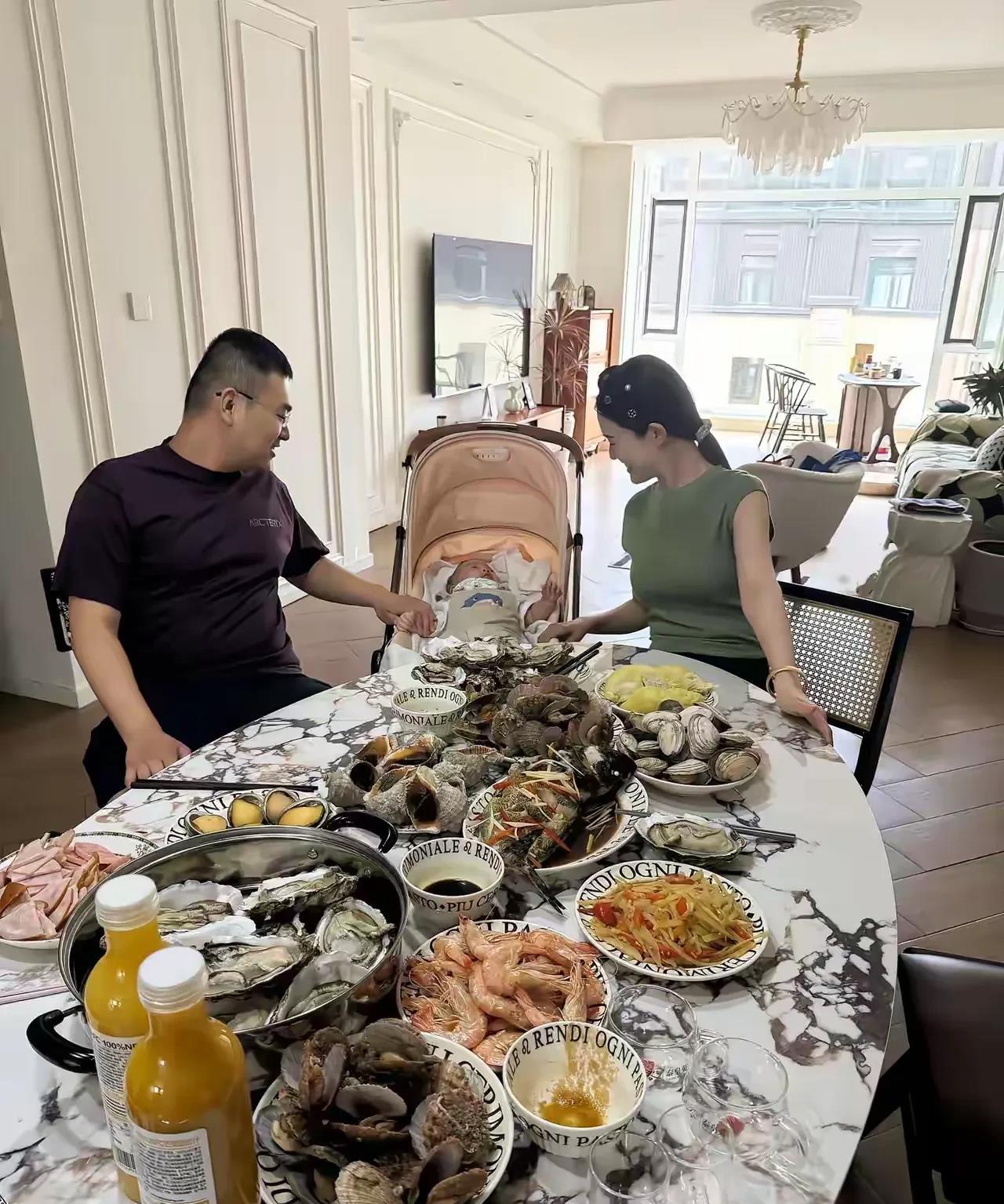 这小孩出生就含着金钥匙了，真是让人……太羡慕了