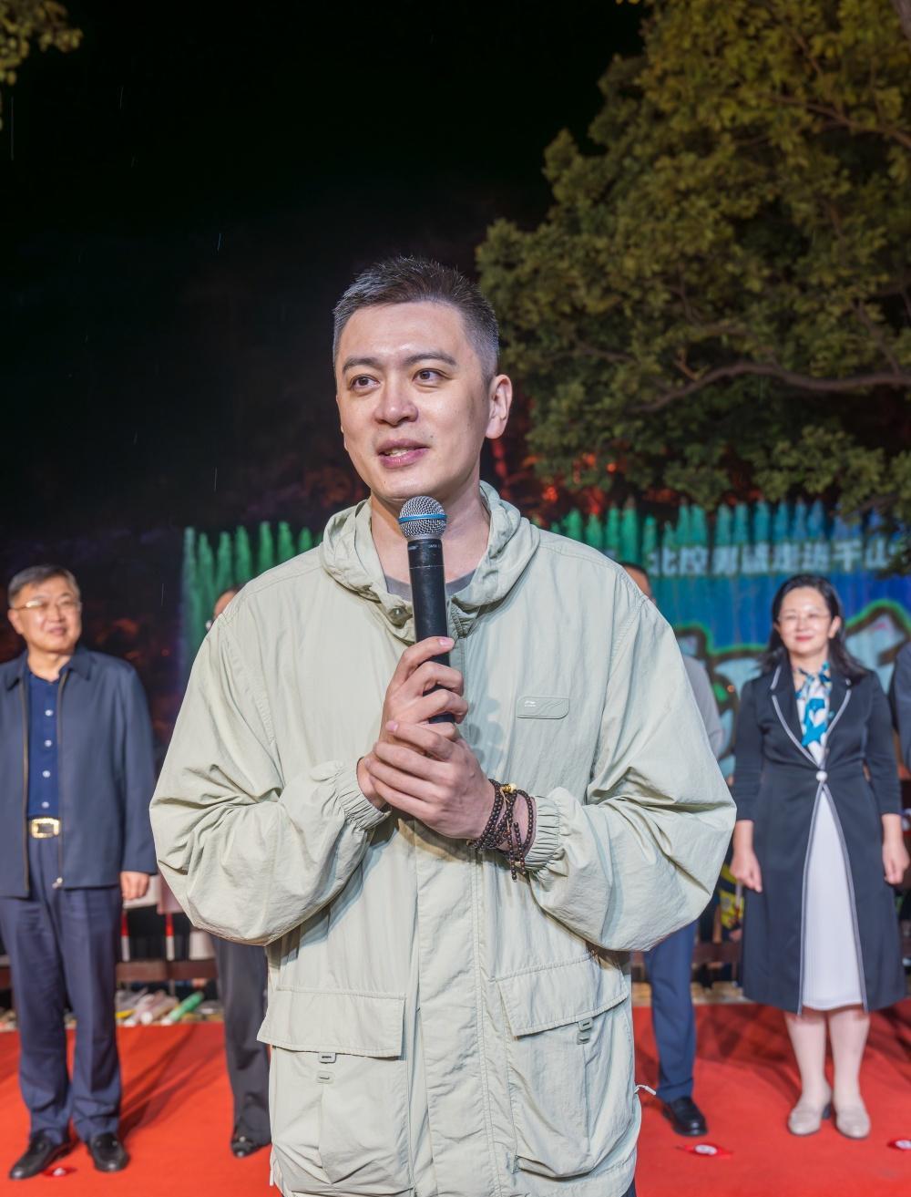 辽篮走进千山景区参加夜游活动，和游客共唱《真心英雄》，杨鸣指导看上去好像老了不少