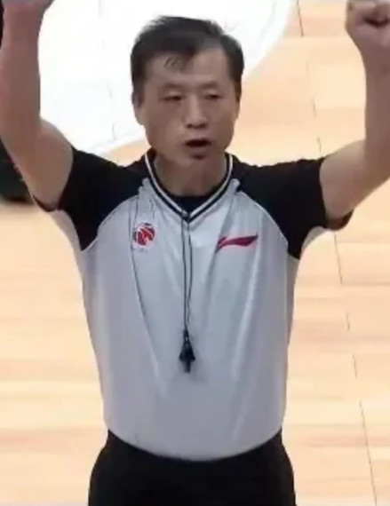 今晚CBA总决赛G4裁判组又整中外混搭这出，懂的都懂！除非广厦外援布朗依然像上场