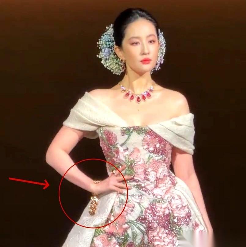 几百万的手镯，直播呢，就那么当着全国人民的面，直接从手上滑下去了。我隔着屏幕心