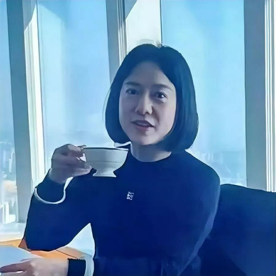 杨振宁走后28天翁帆做了件意外的事原以为她会沉浸在悲痛中，没想到她依旧每