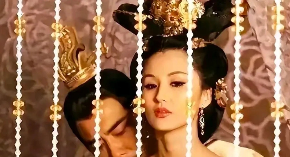 一日，后梁将军葛周正跟妖艳的小妾嬉闹，突然有一小兵求见，他便传召入内。谁知，这个