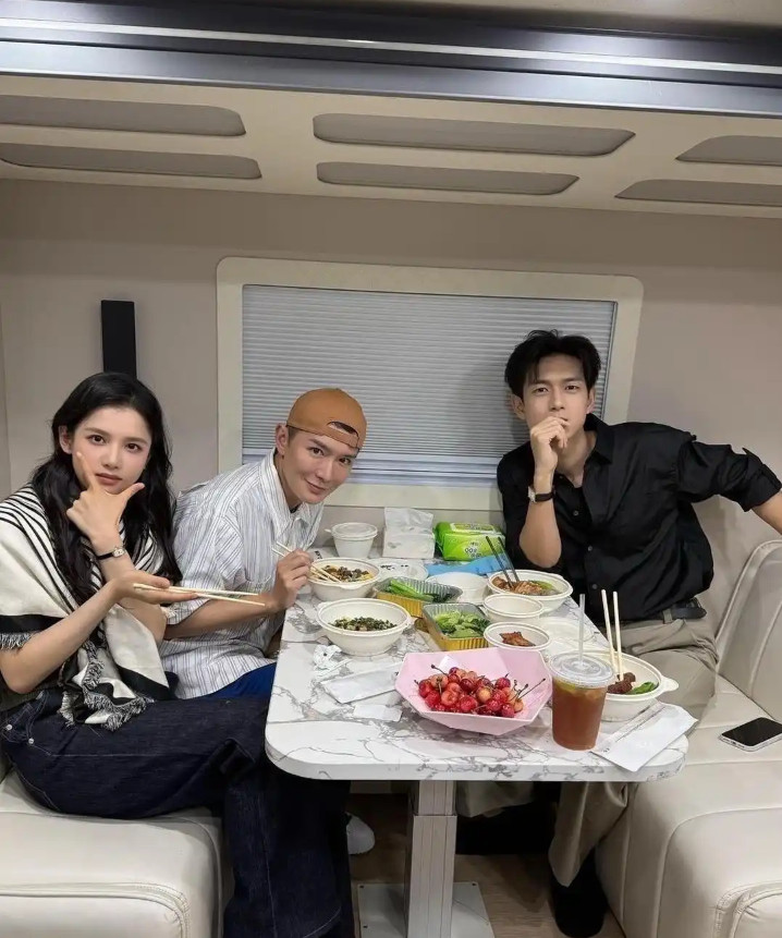明星剧组餐居然这么清淡，张婧仪原图美到失语啊