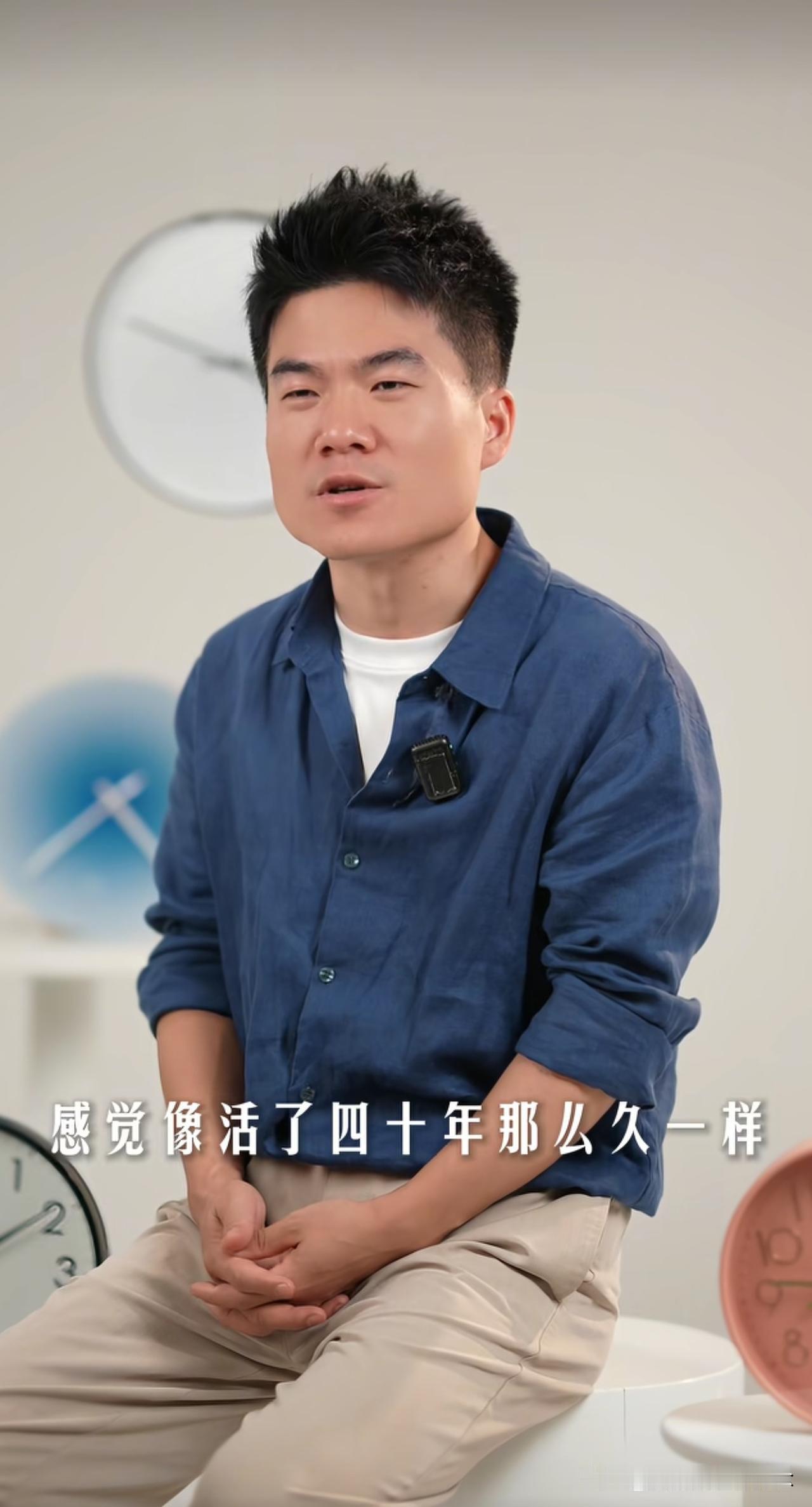 很多人觉得，“与辉同行”做得越成功，董宇辉就越安稳，但有一个隐忧藏在光环背后：当