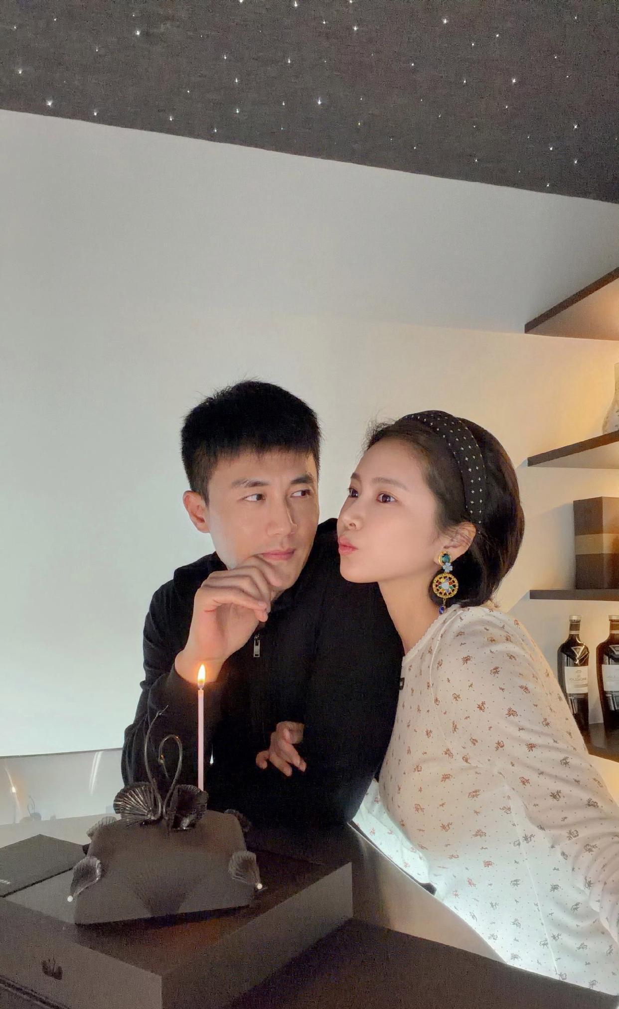 杜淳和媳妇的生日只隔一天，可两个人站在一起，年龄感差距却挺明显的。