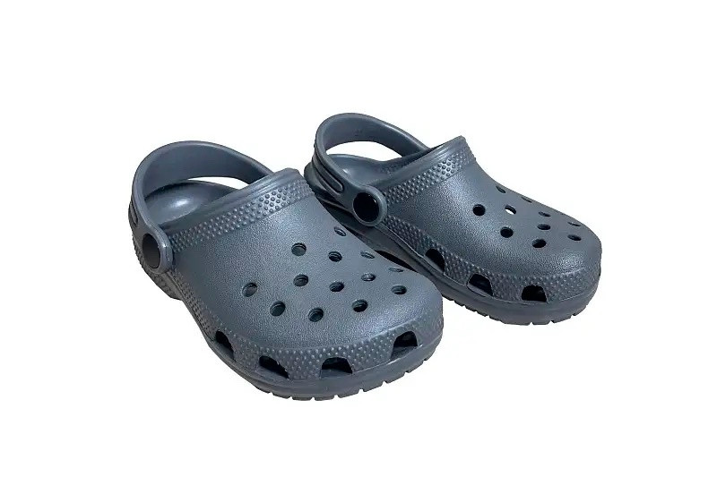 喜欢穿洞洞鞋的人天塌了天天穿的洞洞鞋，正在悄悄毁你的脚！很多人夏天的本命鞋，一定
