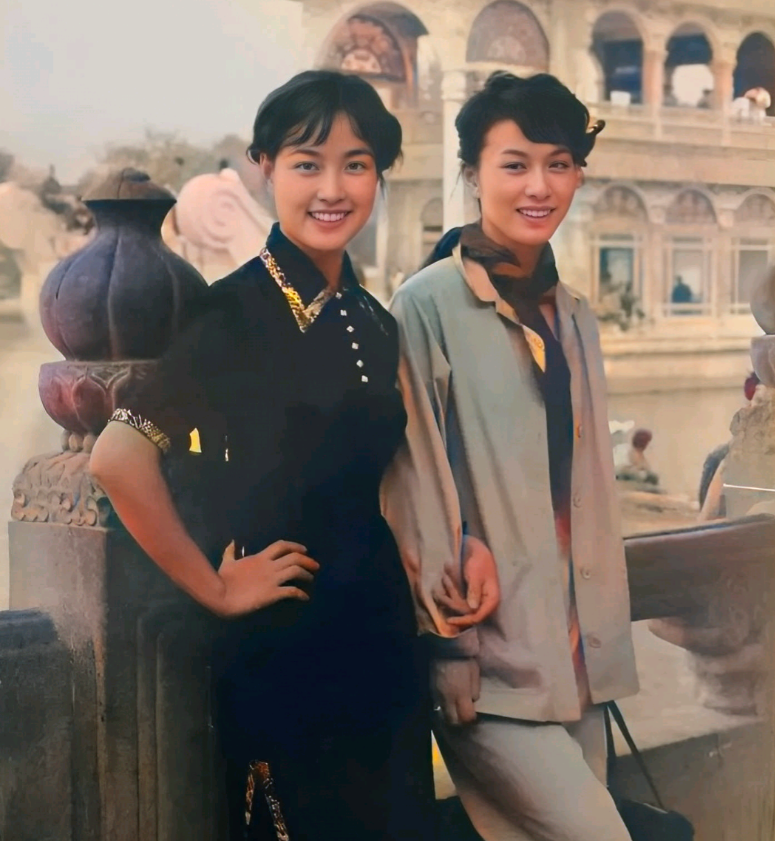 80年代，明星刘晓庆与日本女星栗原小卷的珍贵合影，1978年，栗原小卷在电影《望