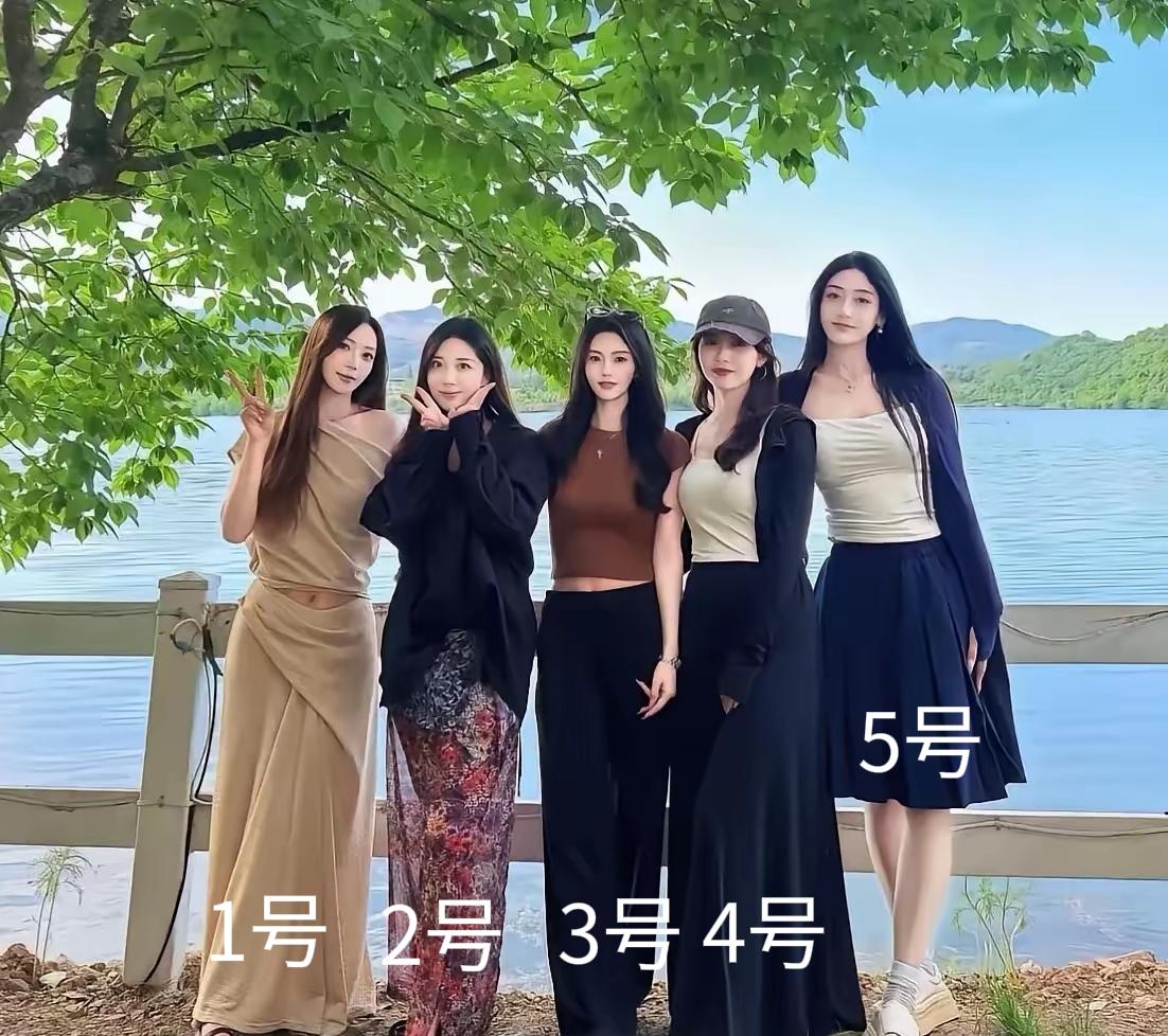 五位靓丽的护士就站在这儿呢，其中有一位是最出色的护士（护士花），凭你识人的好眼光