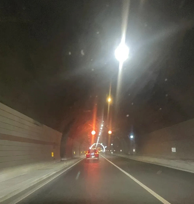 服务区停车充电通宵排队50多辆，这下已老实第一次开电车出远门从成都到西昌，五百