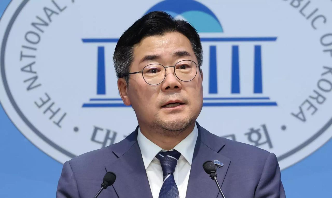 韩国共同民主党党首候选人朴赞大29日上午在首尔汝矣岛国会召开记者会宣称，若当选党
