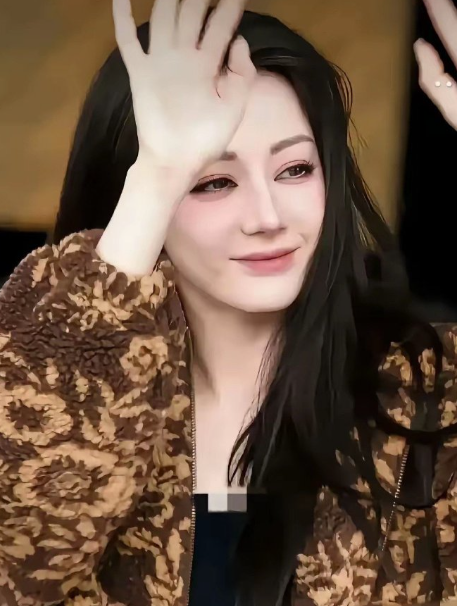 迪丽热巴体质有点像欧美那边了，年轻的时候是真漂亮，可是一旦过了30岁就突然老十岁