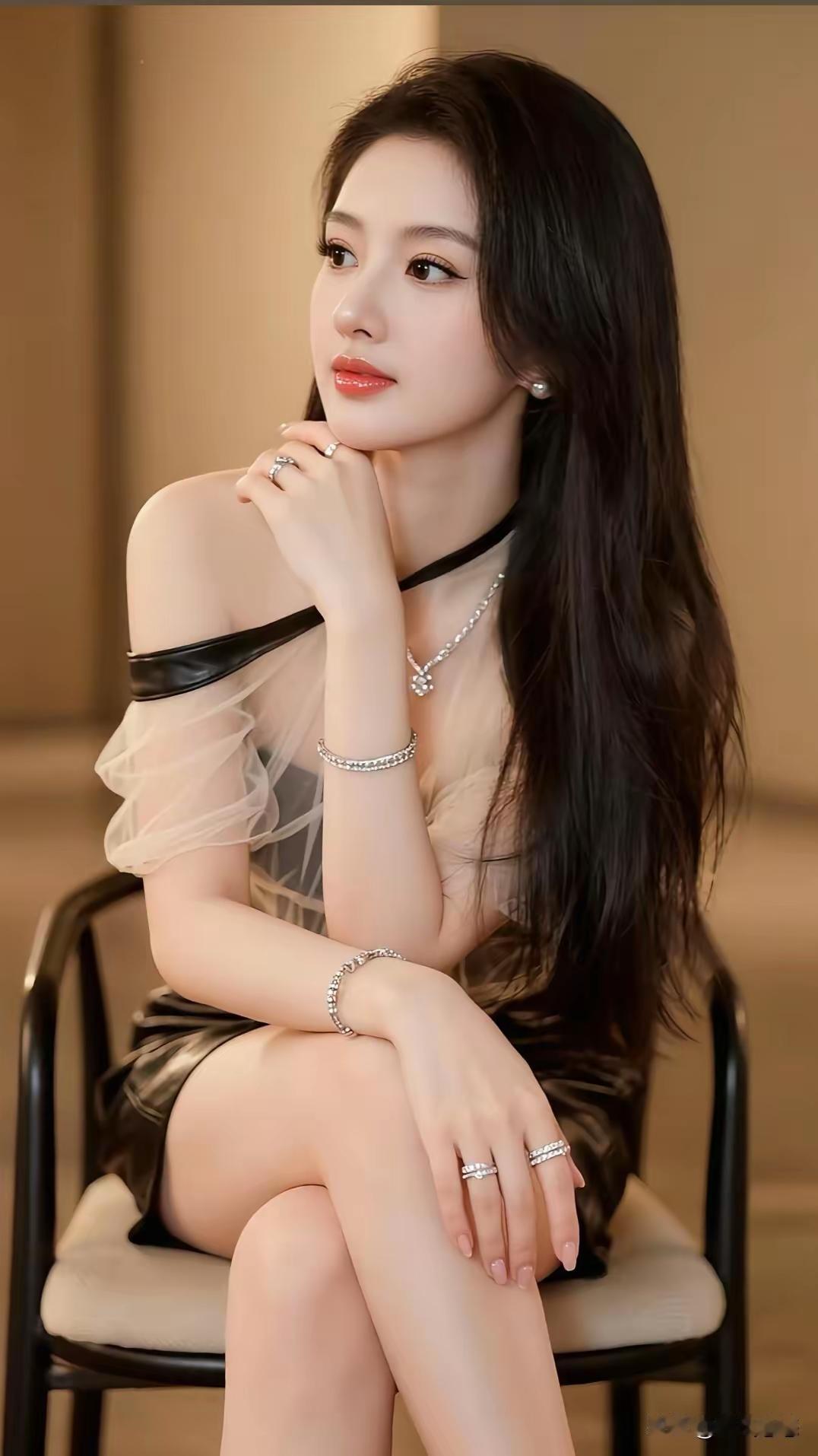 优雅黑丝裙，闪耀珠宝，气质女神风范