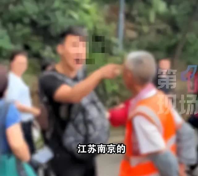 南京这名男子这下真出名了外地人在不了解情况的前提下，最好不要盲目的指责，本地
