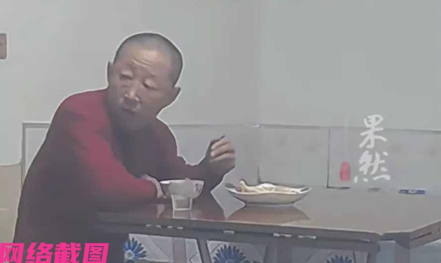 黑龙江哈尔滨有女子在除夕夜晚，吃完饭后查看老家的监控，看到家里的父亲一人坐在桌面