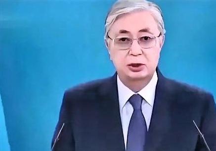 高市早苗脸都绿了？12月21日，日本那边的峰会刚散场，哈萨克斯坦总统托卡耶夫