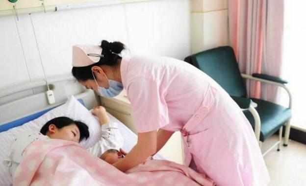 宝妈给宝宝喂奶闻到一股怪味, 掀开宝宝衣服一看, 怒扇婆婆耳光!