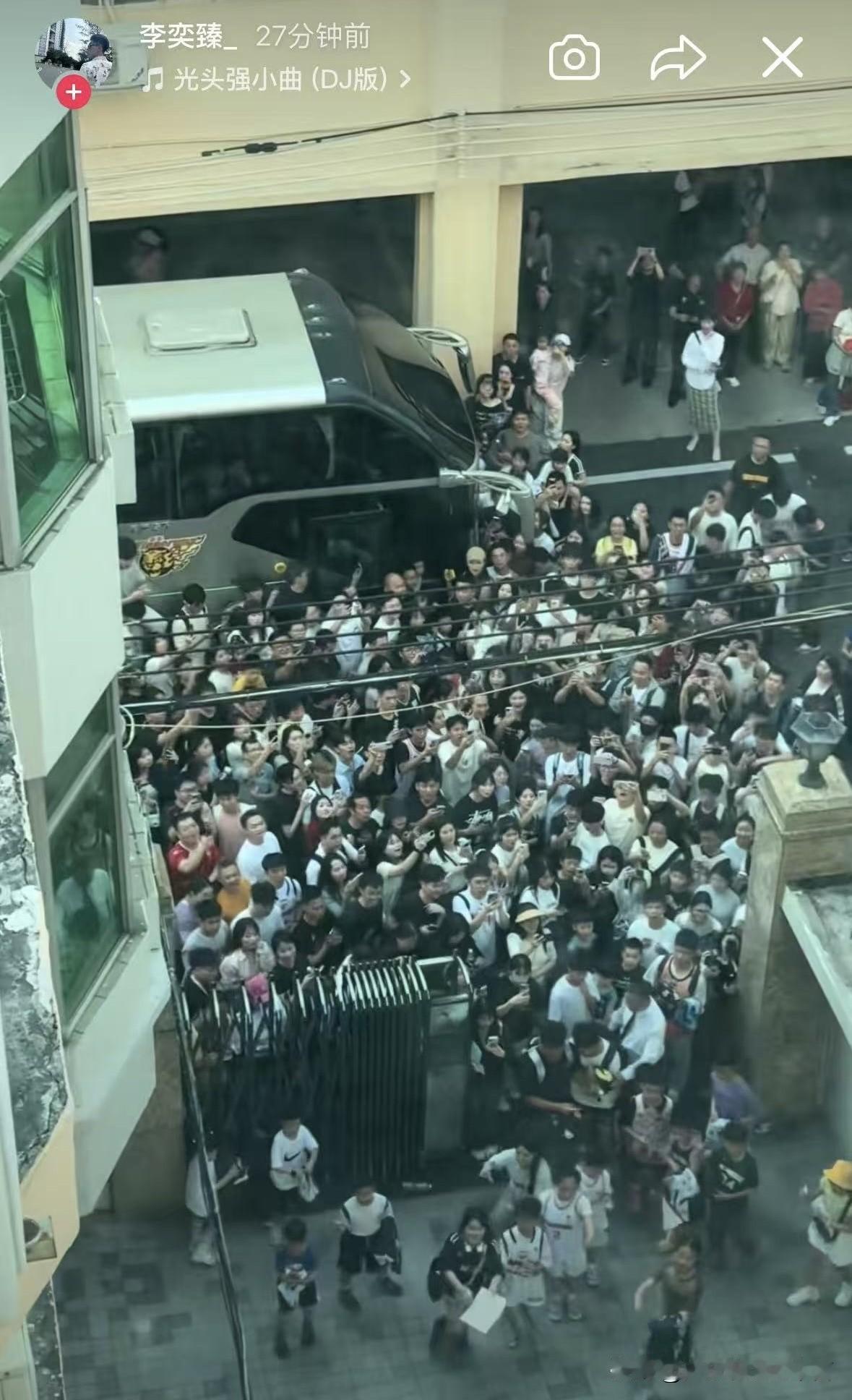 这就是广东球迷，这就是顶流广东队！来自李奕臻分享的动态，广东球迷把宏远宿舍包围了