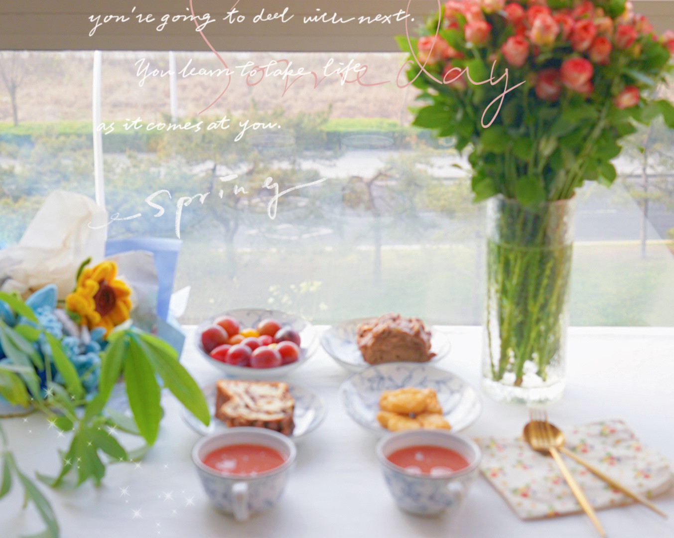 早安早餐🌿🌿🌿周五的快乐，全藏在这一桌丰盛里啦！🥐面包的香气、缤纷的水果