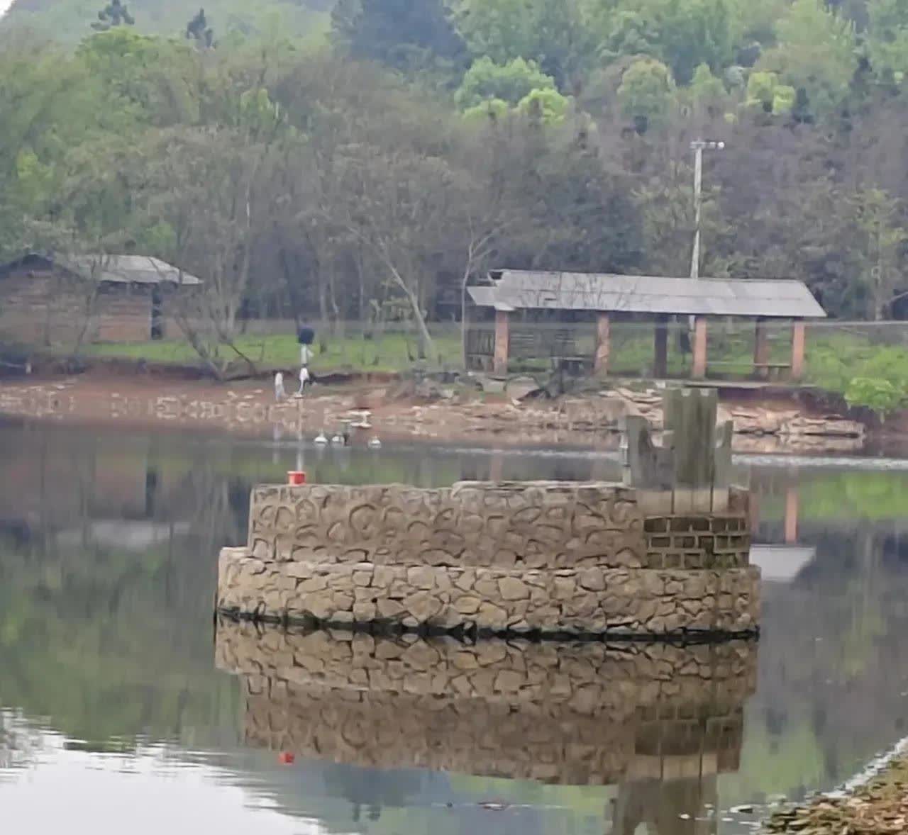 河南，一名女子去扫墓时，偶然经过一座水库，发现一座坟墓半浸在水中。婆婆告诉她，这