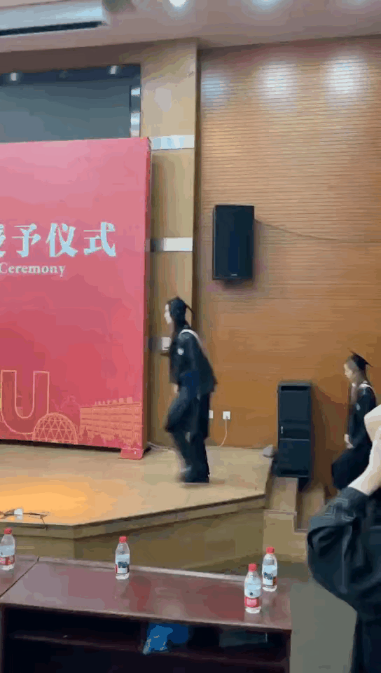 穿上高跟鞋的女生，确实很亮眼。