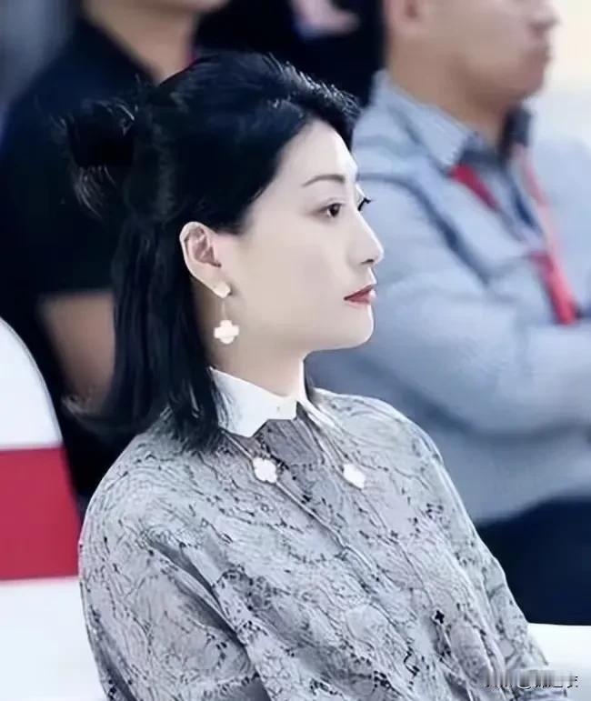 其实娃哈哈老员工也是会抱团的，就跟所有其它公司一样，叔伯在背后使劲贿赂或者洗脑员