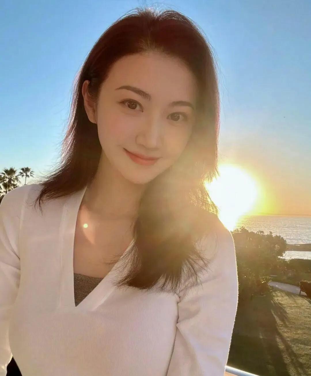 落日下的景甜也太好看了🌇一身简约休闲穿搭，没有浓妆艳抹，简简单单，却尽显温柔