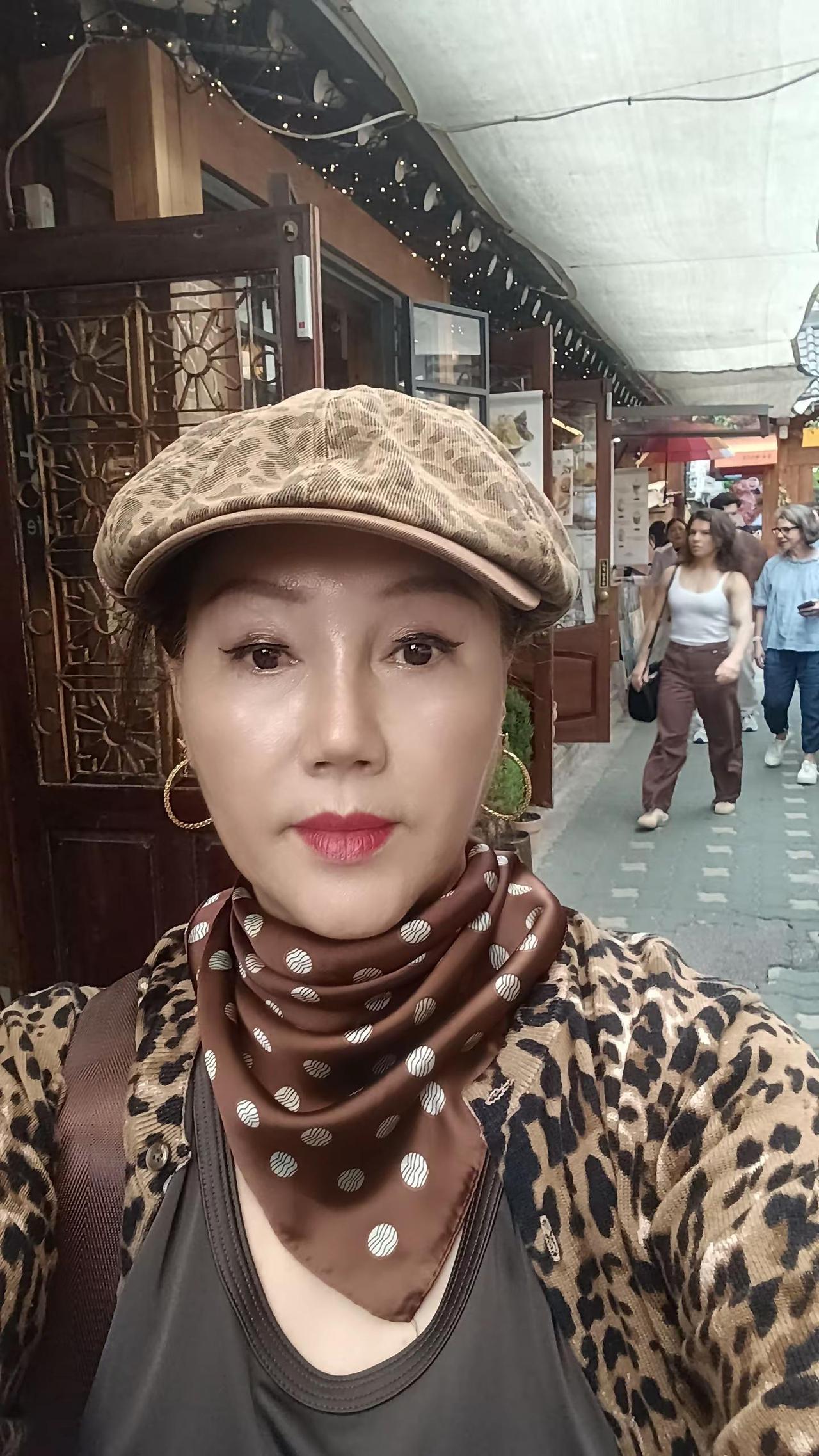 风情街拍开心一刻
