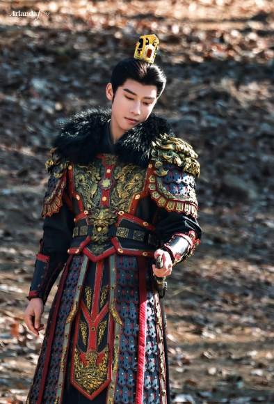 代高政的状态在线，造型精致又有质感，贵气中暗藏锋芒，每一个神态都很有戏，帅气值直