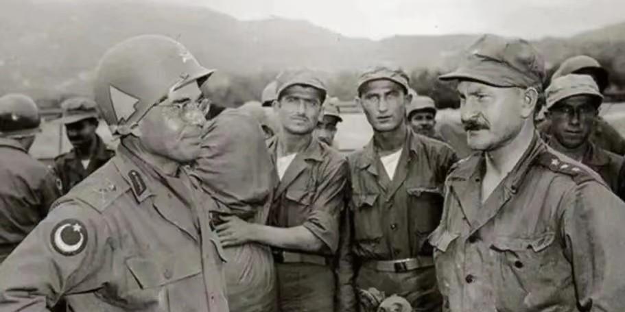 1950年，土耳其军队声称砍死数百“志愿军”，还俘虏了200人，闻讯赶来的美军差