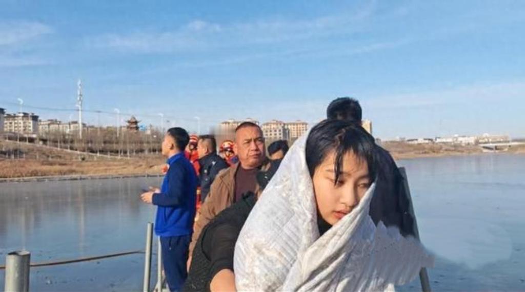 13岁女孩冰窟救人后谎称衣服湿，家长婉拒酬金收下羊羔肉13岁的李佳婷在