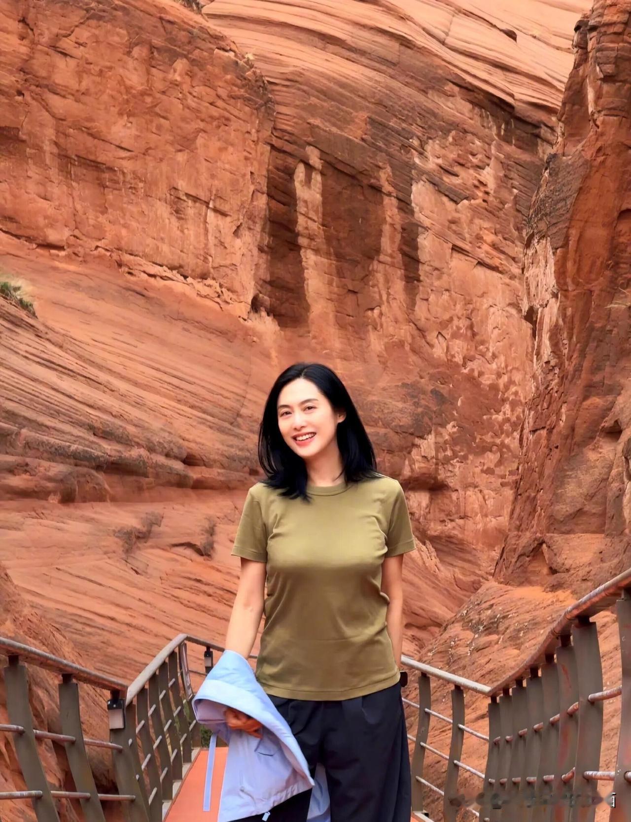 她年轻时真的是女神级别的，一直是很多50、60后的梦中情人，胸大腰细，头发乌黑发