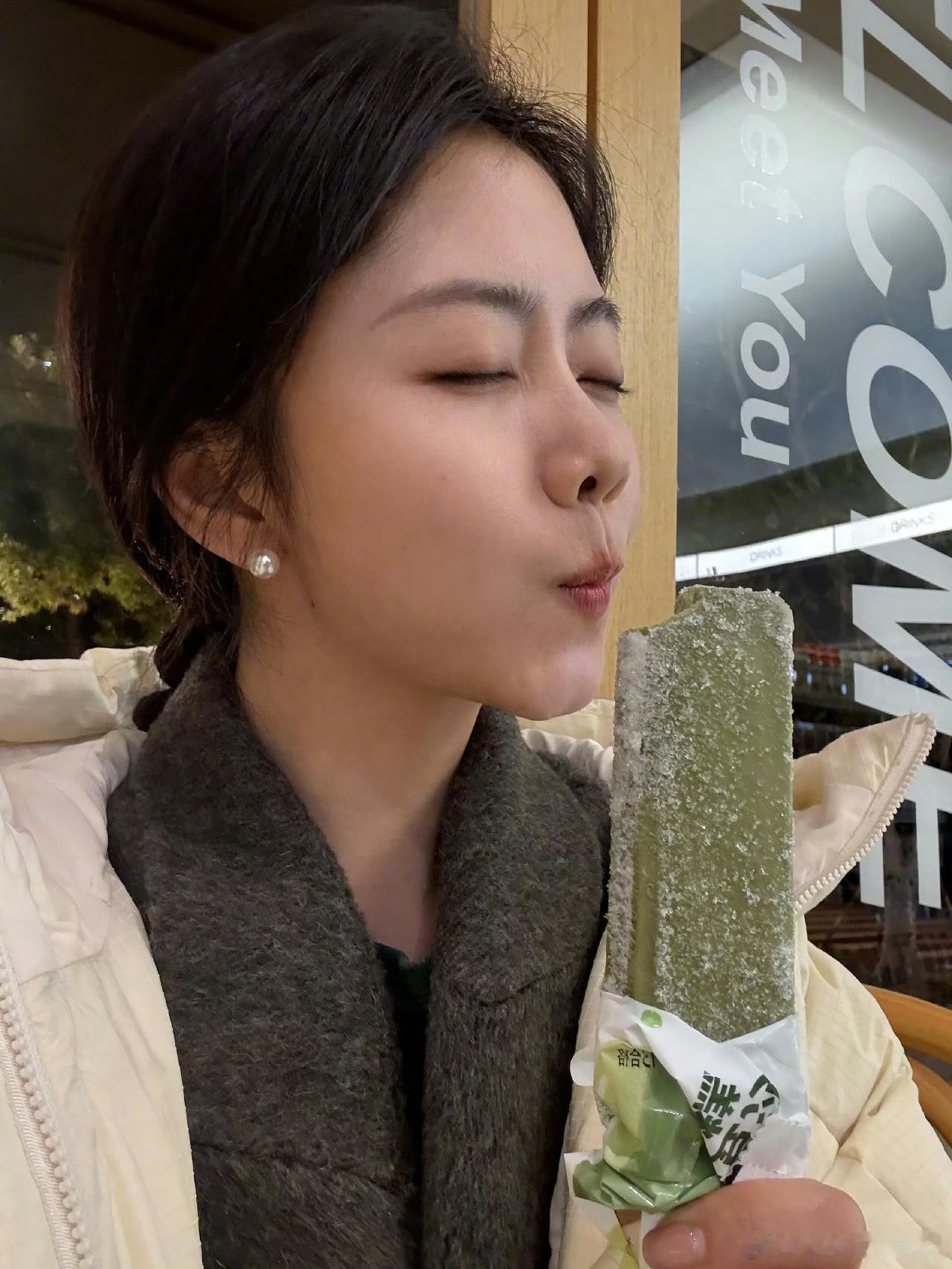 太喜欢谭松韵的这份洒脱了爱吃冰淇凌，咱就去吃爱吃辣条，咱就安排什么都约束自