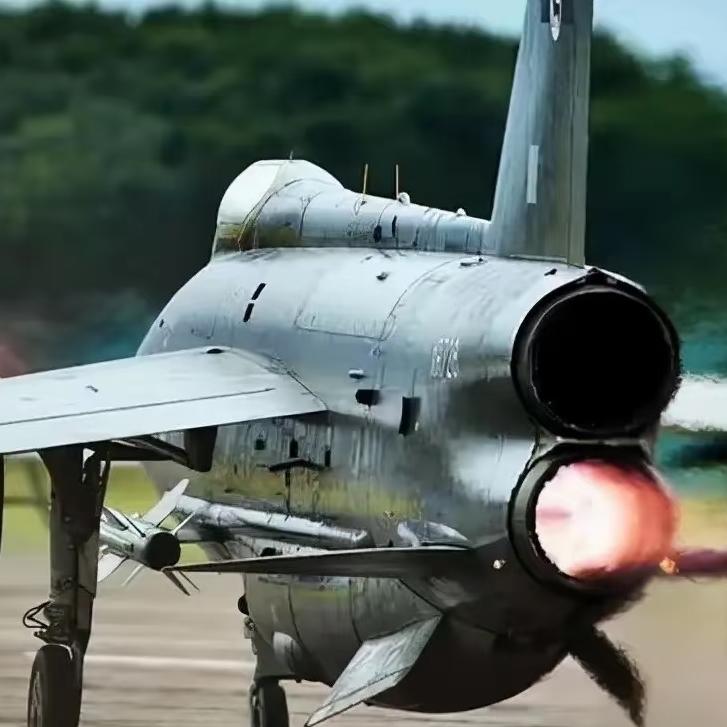 有人说它是大肚子的米格21，但是它能超音速巡航米格21可不行[呲牙笑]