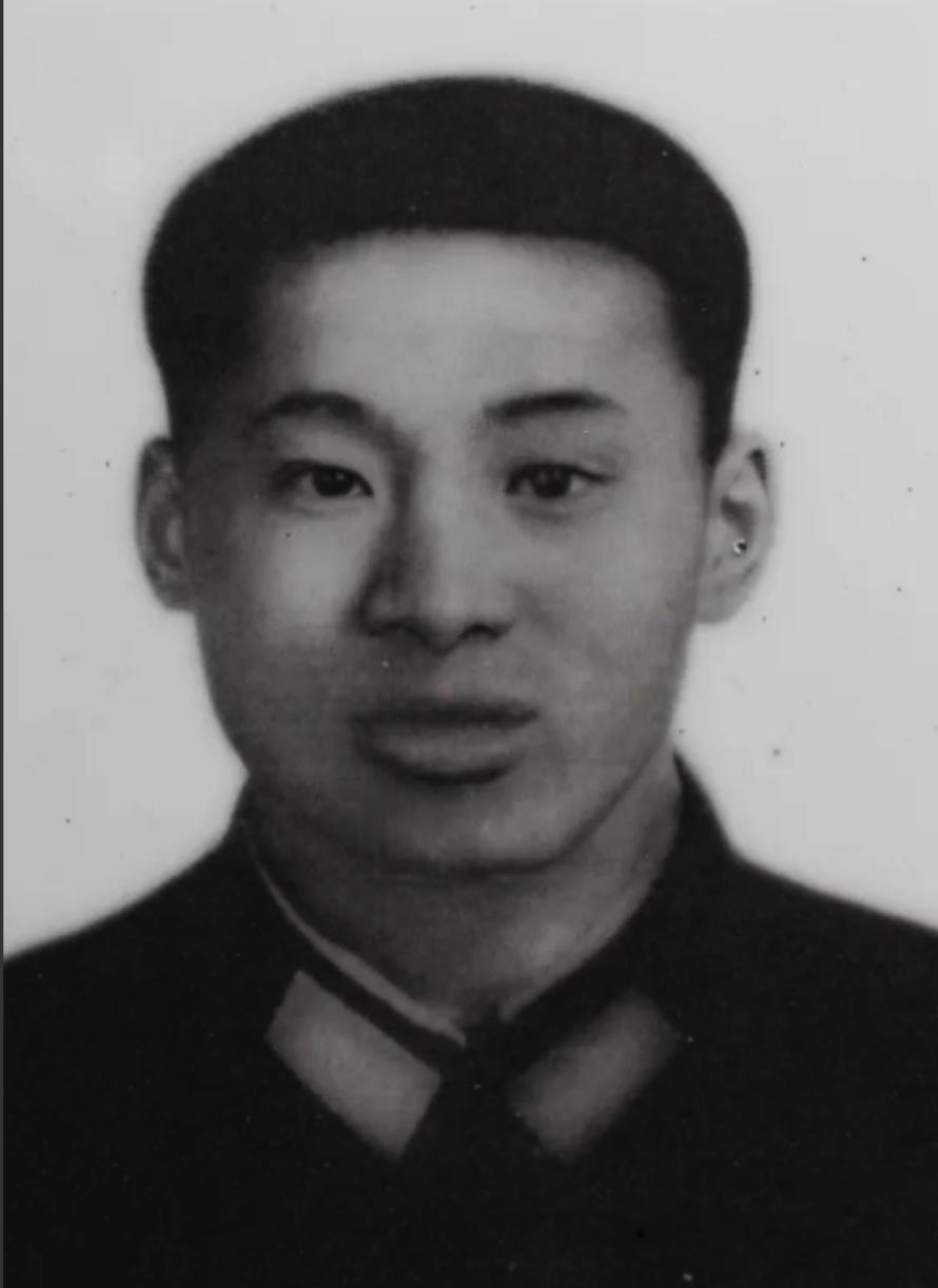 1979年，新兵吴建国身上中了8枪，倒在血泊里。越南军官过来捡他的冲锋枪时，手指