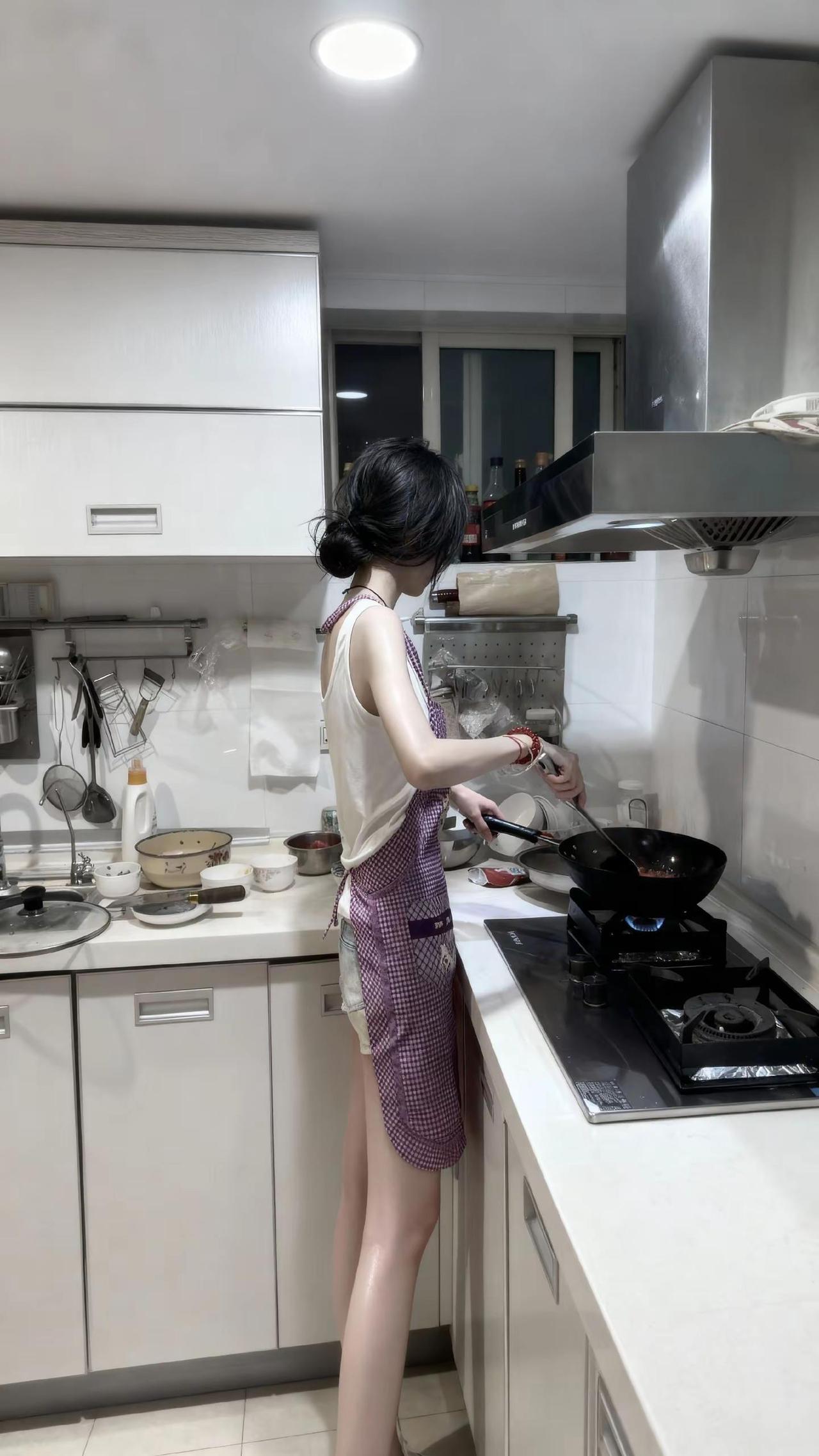 独居女孩的深夜食堂。烟火气才是最好的安全感。独居女孩的生活治愈系做饭厨房