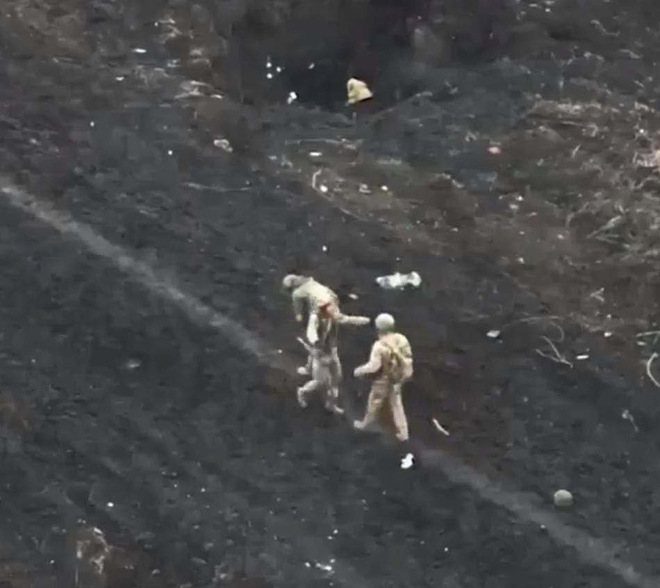 俄军士兵以为他们躲过了乌克兰的袭击，于是早早地聚集在一起互相拥抱，但乌克兰军队仍