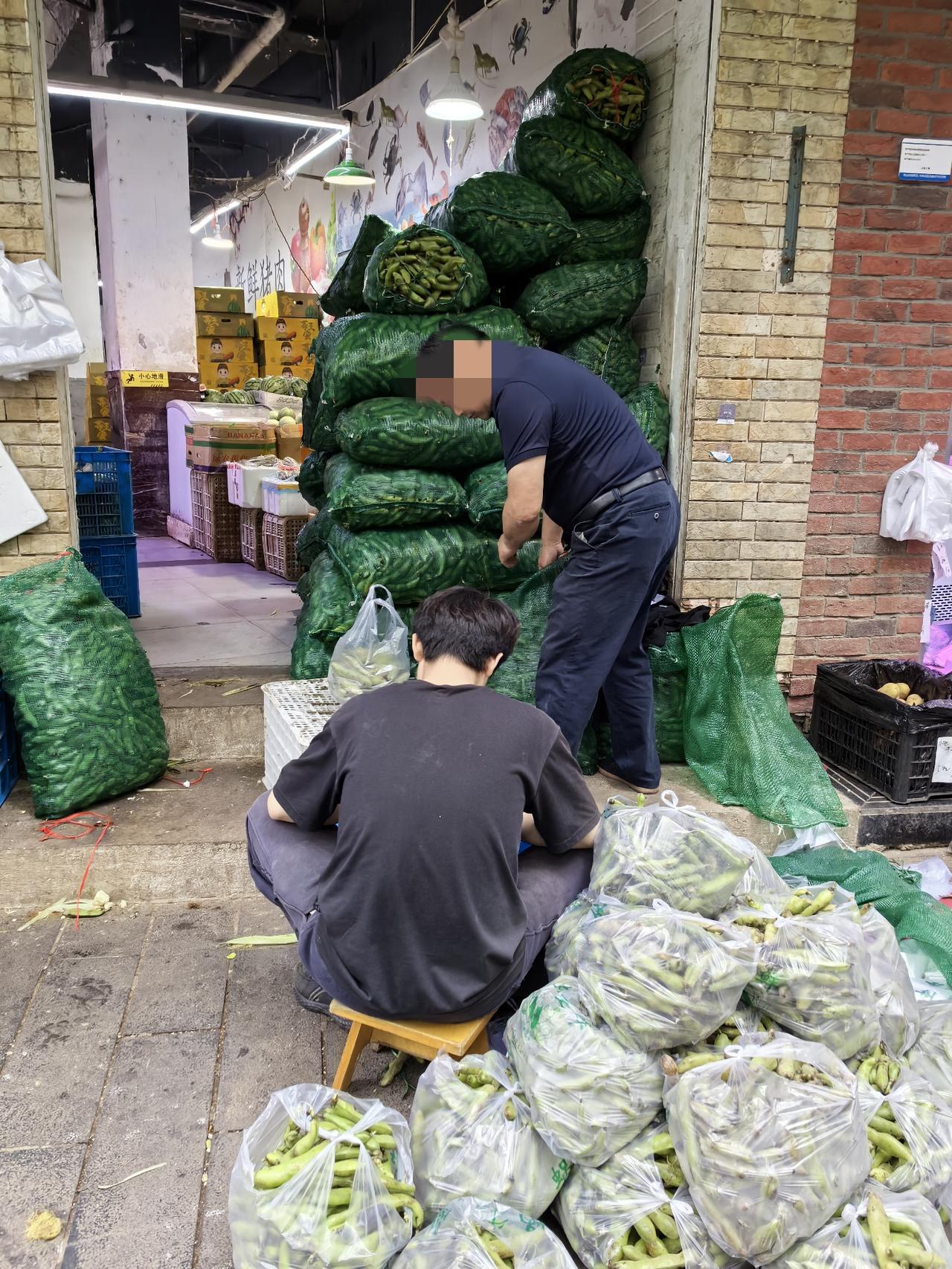 宁波这两天大量上市的时令菜，赶紧去买今天去买菜，看到蔬菜店门口堆满
