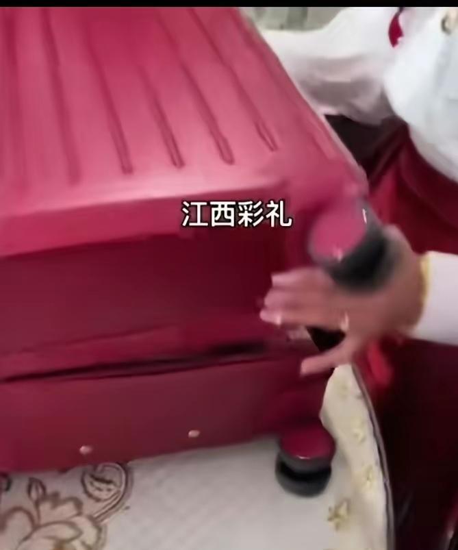 近日，看到江西一户人家嫁女儿收到彩礼，在家里举行打开彩礼箱仪式，在众人的喝彩声中