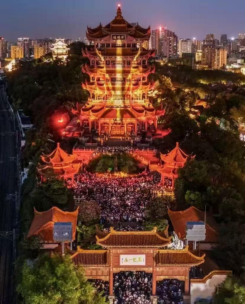 夜晚的武汉，是烟火气的天堂。武汉的夜晚烟火气拉满，吉庆街里，美食与表演完美融合