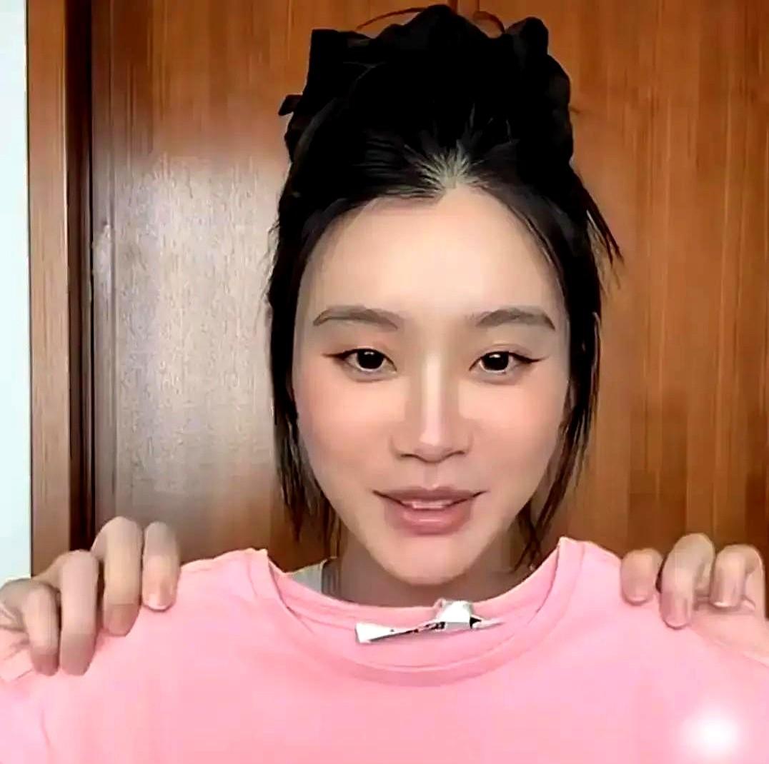 奚梦瑶用手摸三岁女儿的后颈，摸到Dior童装的标签凸起来。孩子被Dior扎得直