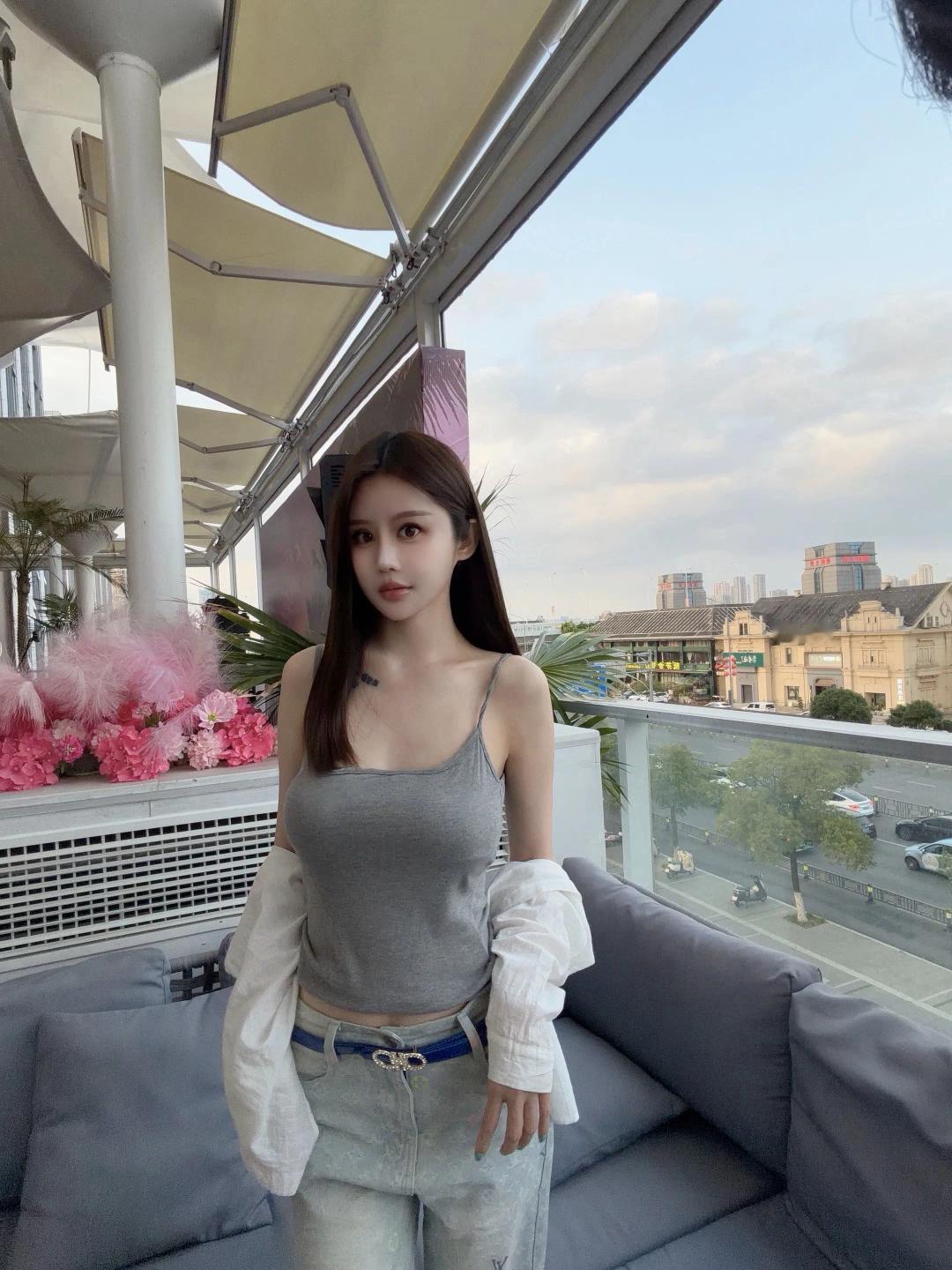 假如这是你的女朋友，你们是异地恋，你会不会为了她选择到女朋友生活的地方上班？我感