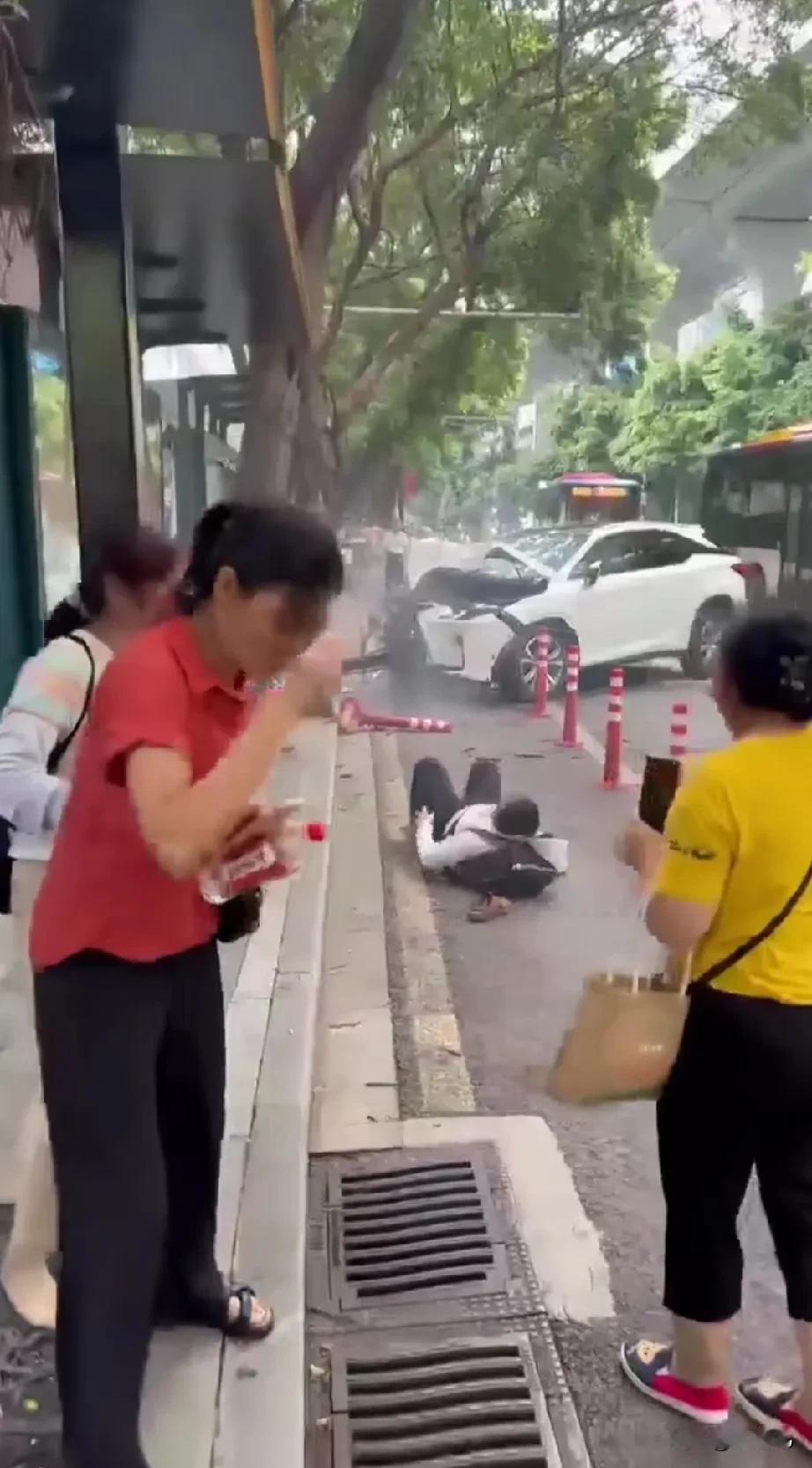 血淋淋的教训！！！广州越秀区中山路附近，司机低头玩手机引发车祸，瞬间夺走三