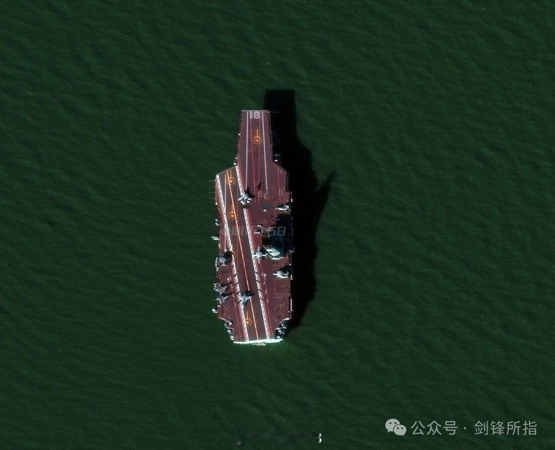 正在渤海训练的福建舰队上停着8架战机。舰艏2号弹射器那里停着一架等待弹射的歼-